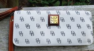 Dooney & Bourke White And Tan Logo Slim Wallet EUC